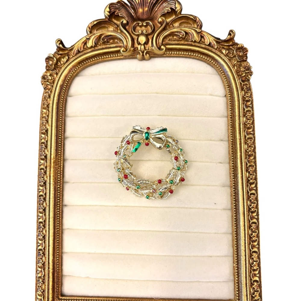 Vintage GERRY'S CHRISTMAS WREATH PIN BROOCH ENAMEL SILVER TONE Delicate Baubles